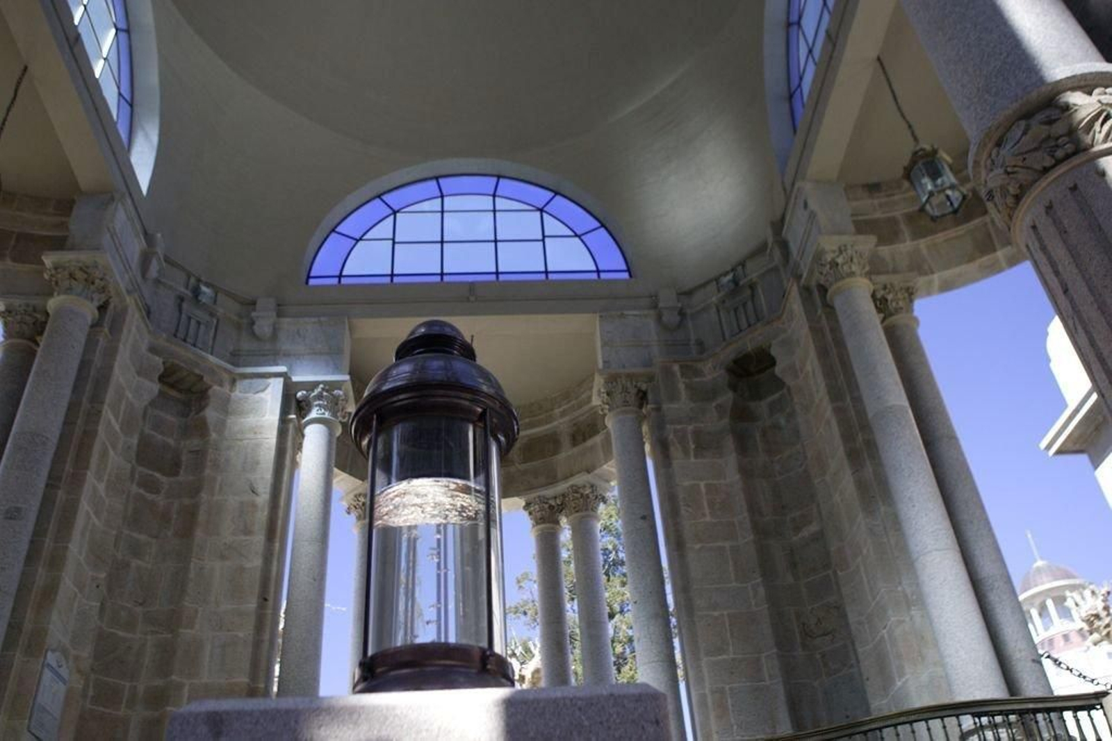 Las aguas mineromedicinales que brotan de la Fuente de Gándara, en el templete de Antonio Palacios.