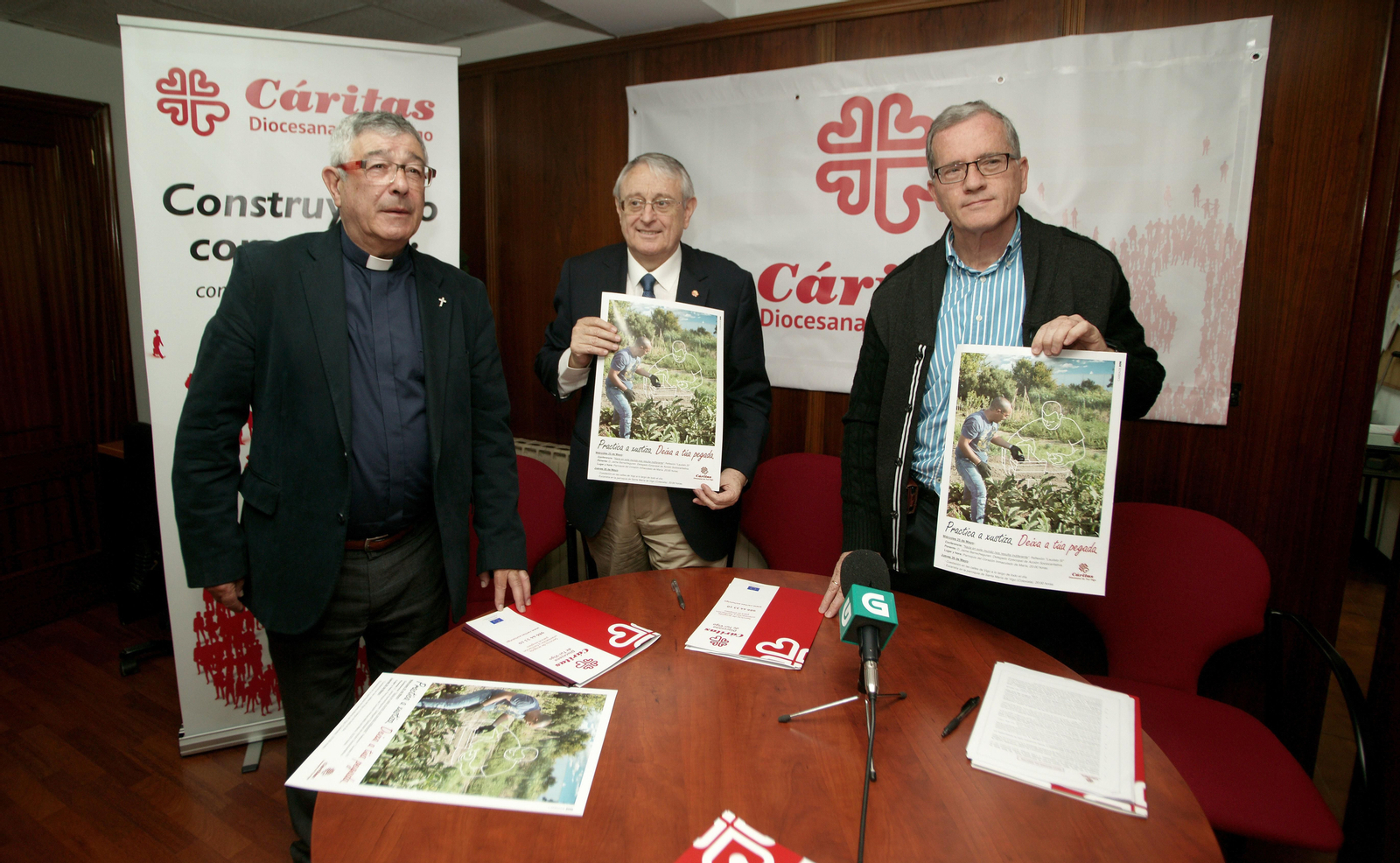 Alberto Cuevas, del Obispado; Ángel Dorrego, presidente de Caritas Diocesanas de Vigo y Jaime Barrecheguren, delegado diocesano.