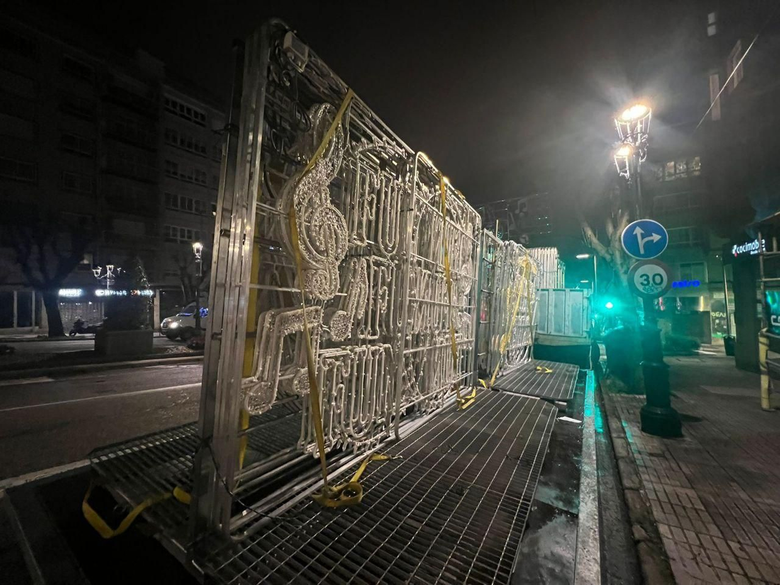 Así se transportan las luces de la Navidad de Vigo.