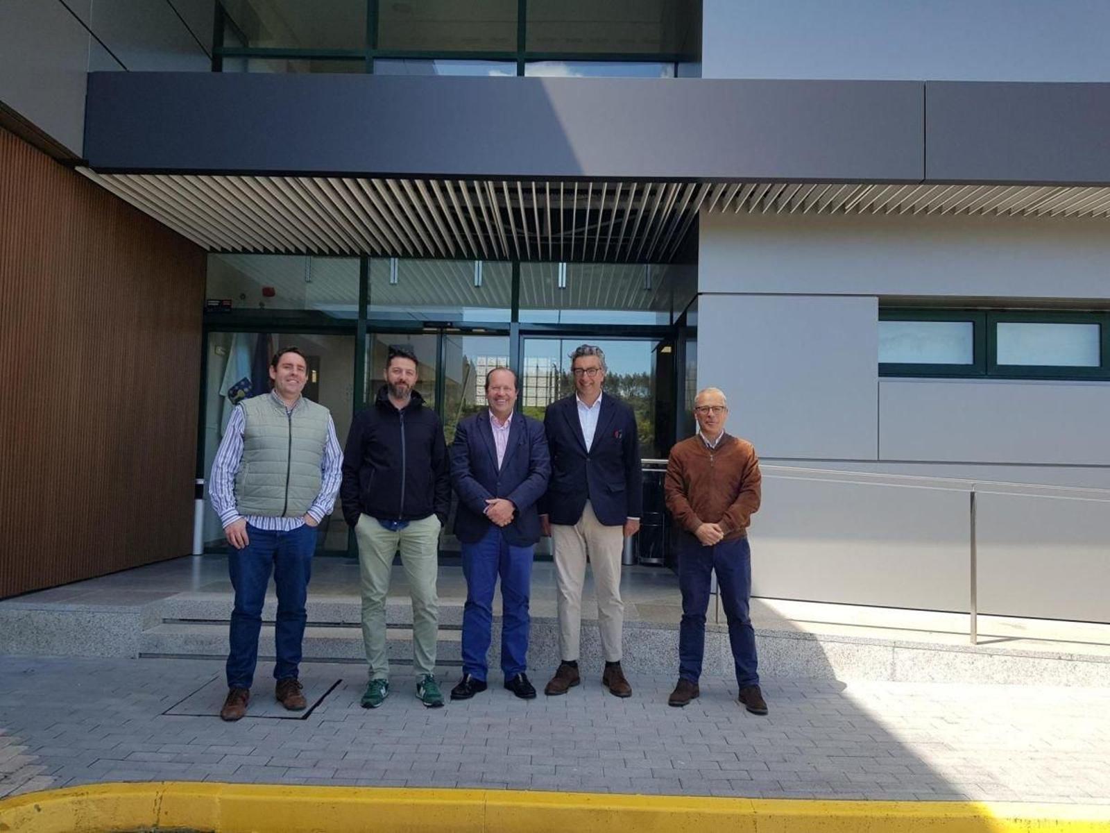 Responsables de la firma redondelana Partenón con el presidente de Sogama, ayer.