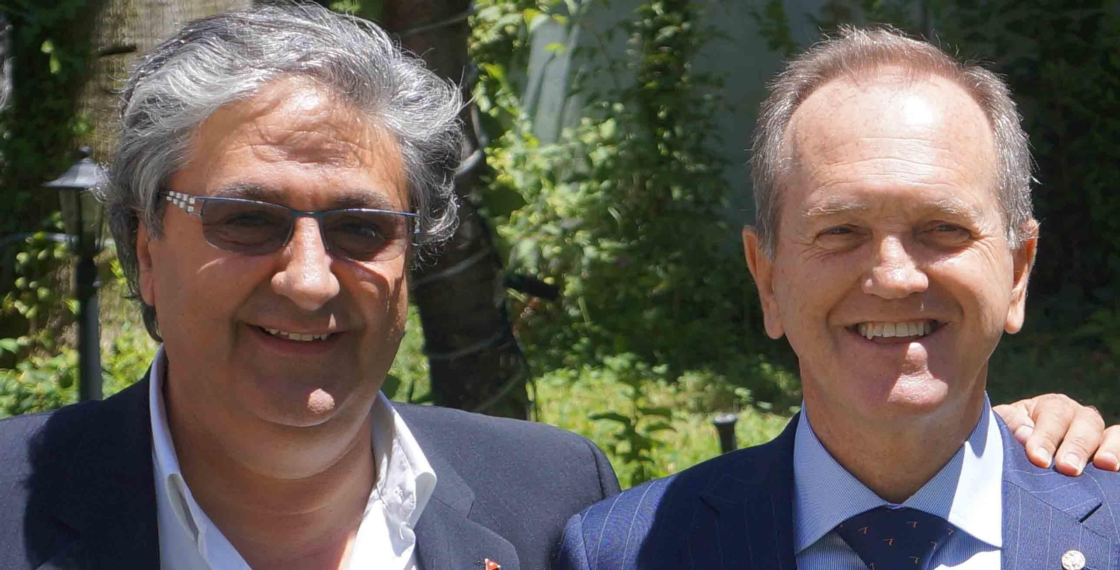 El autor, Marco de Lera, con Eduardo Dizy, el presidente del CGCEE