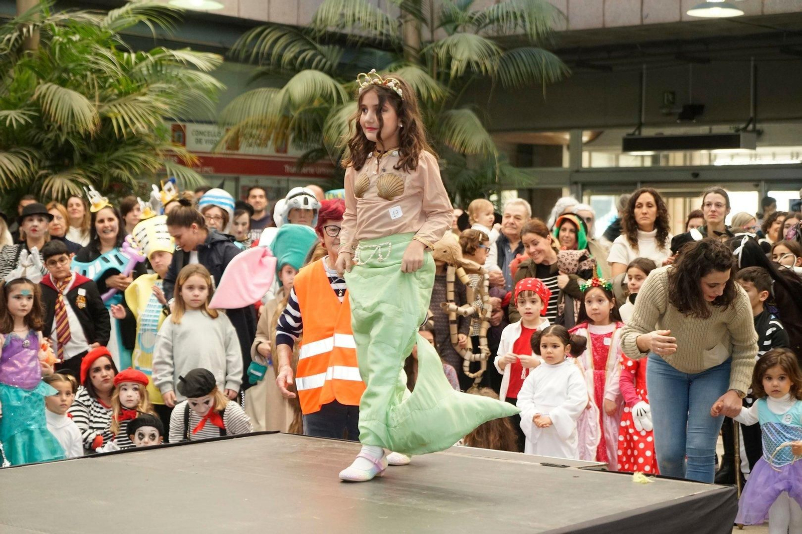 Participantes en el concurso de disfraces del Entroido de Vigo.