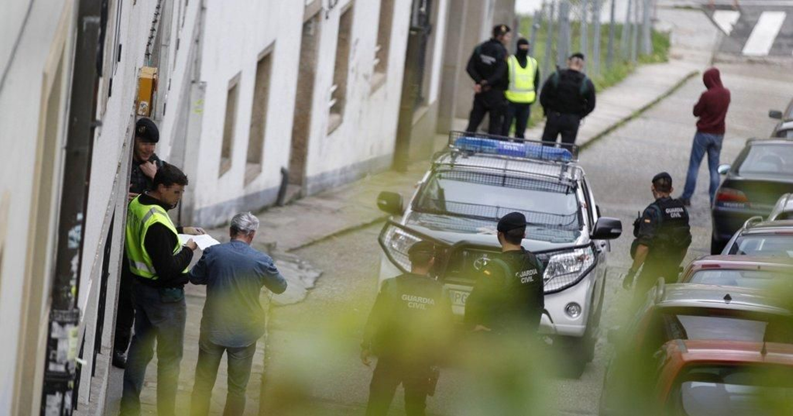 Agentes de la Guardia Civil, en una operación contra Resistencia Galega en Santiago, en 2015.