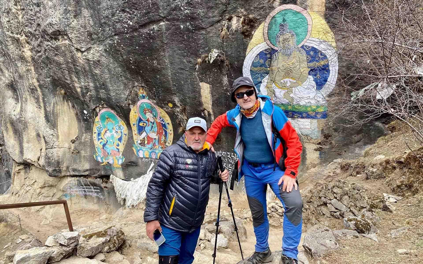 Sebastián Álvaro (d), aventurero y escritor director de "Al filo de lo Imposible" durante 27 años, y Juanito Oiarzabal (i), sexto alpinista de la historia en conquistar los 14 ochomiles de la tierra, se encuentran atrapados en Katmandú. EFE/ Sebastian Álvaro y Juanito Oiarzabal