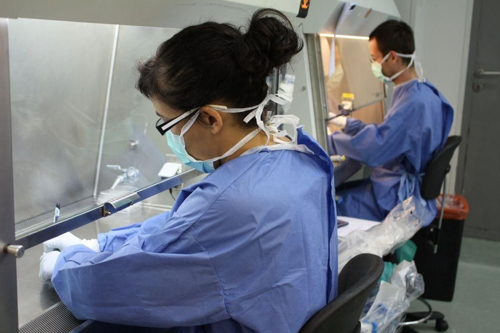 Dos de los investigadores del centro con sede en el Hospital Germans Trias i Pujol de Badalona (Barcelona).