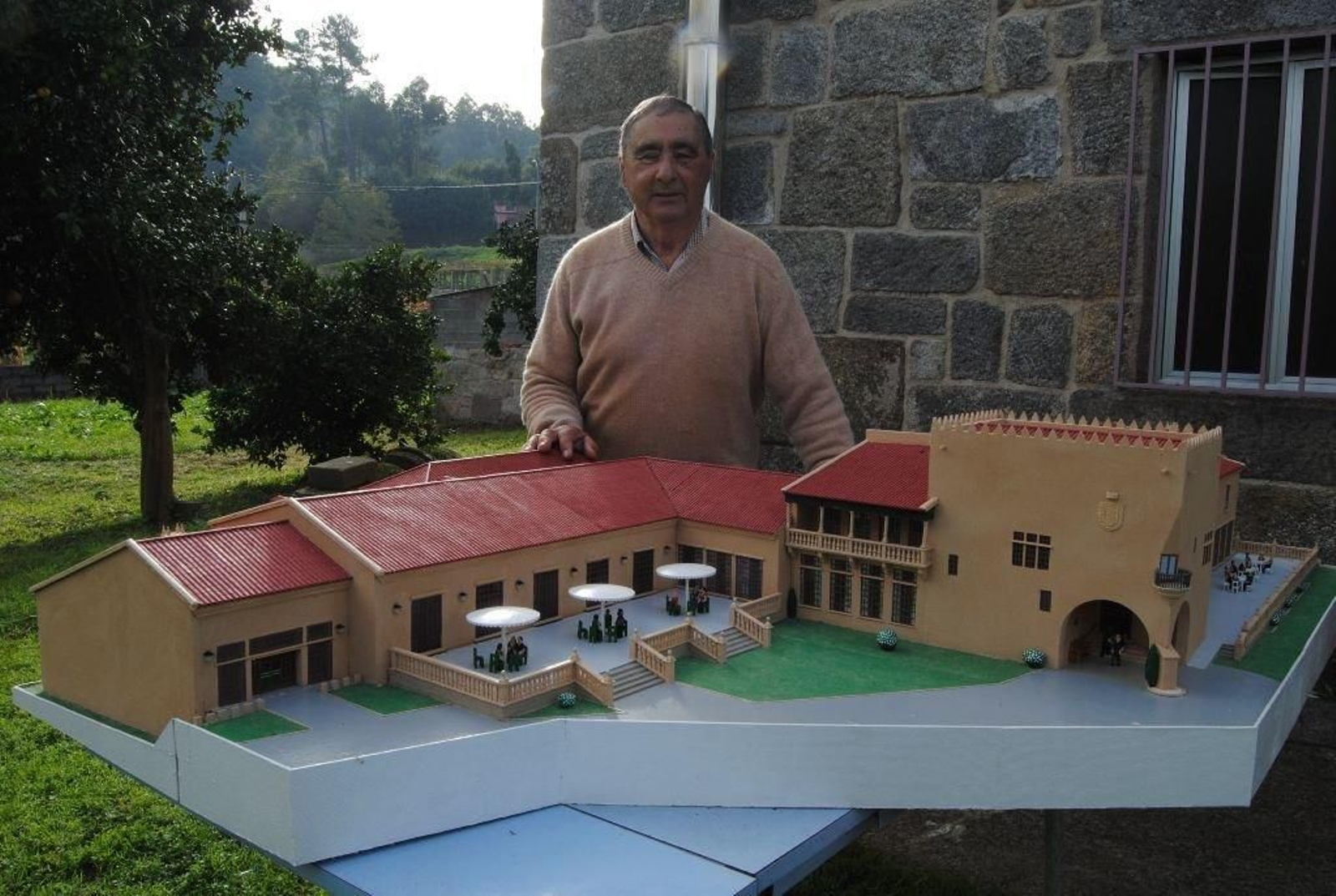 El artista junto a su última creación, la réplica del Parador Conde de Gondomar de Baiona.