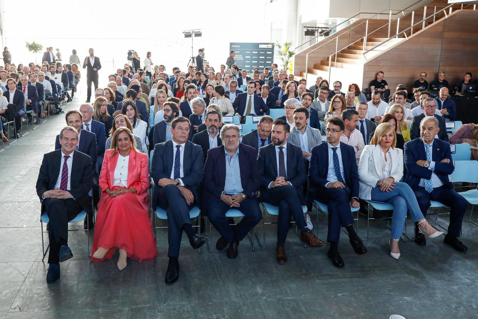 Invitados a la gala con representantes del Concello de Vigo en primera fila.