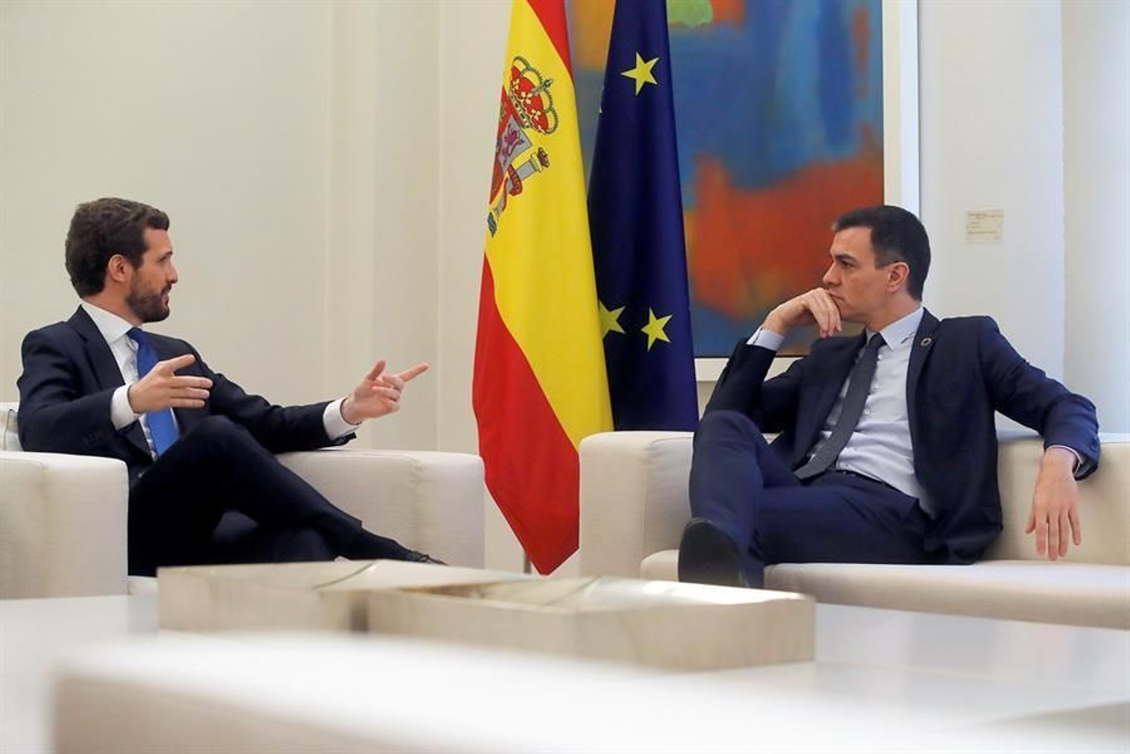 El presidente del Gobierno, Pedro Sánchez (d), recibe al líder del Partido Popular (PP), Pablo Casado (i), en el Palacio de la Moncloa