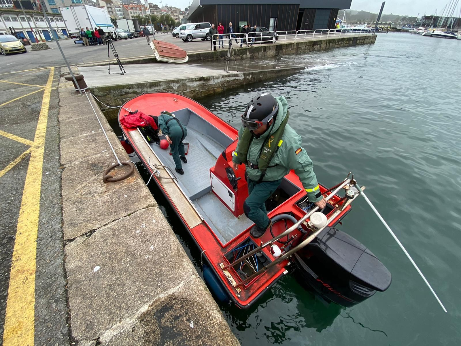 La planeadora zozobró por un golpe de mar cuando faenaba en las inmediaciones de la isla de Ons.
