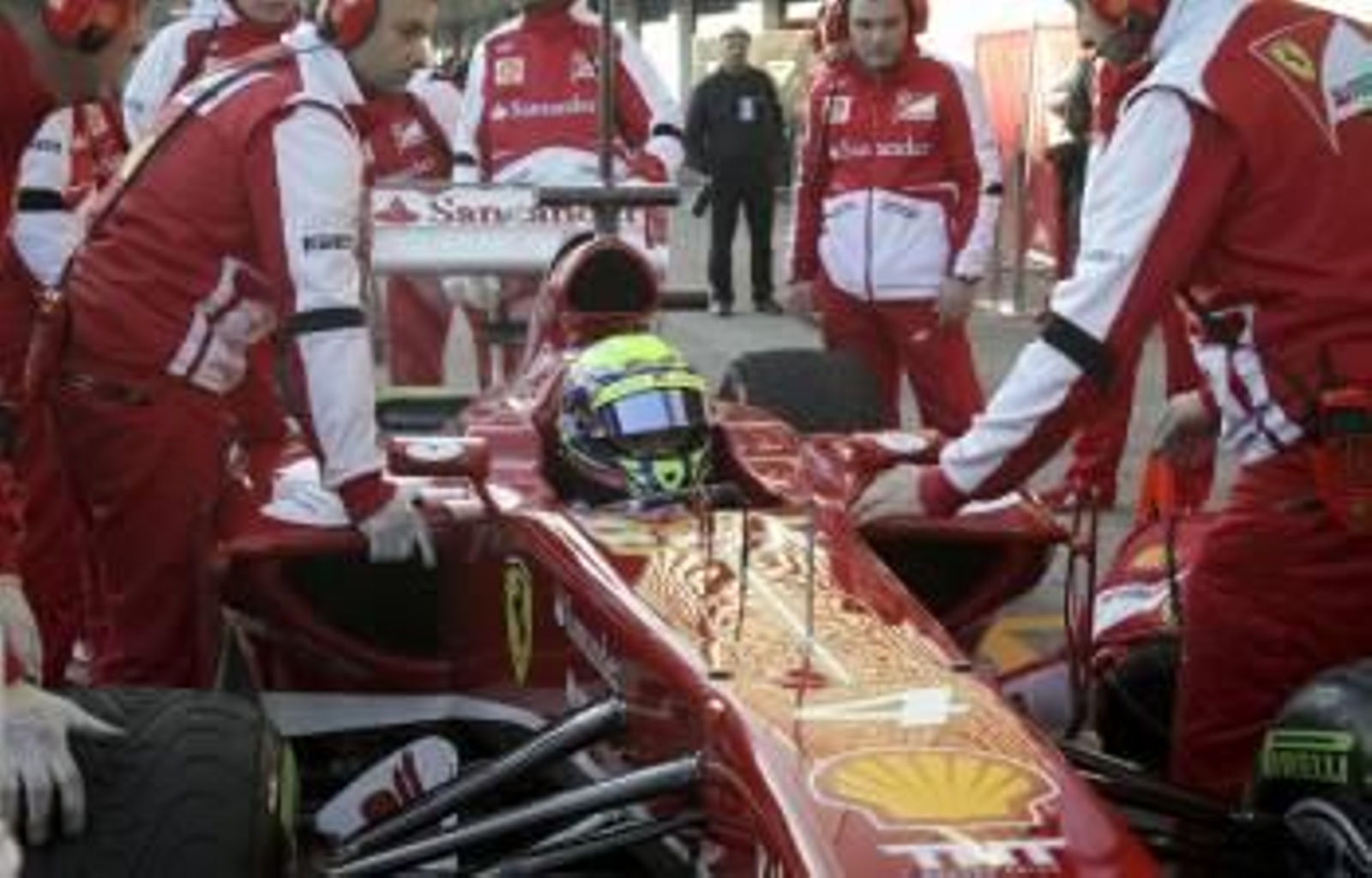 Felipe Massa, ayer sentado en el Ferrari F138 durante la jornada de entrenamientos en Jerez. (Foto: ROMÁN RÍOS)