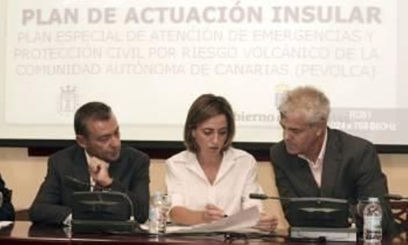 El presidente del Gobierno de Canarias, Paulino Rivero, la ministra de Defensa, Carme Chacon, y el presidente del Cabildo de El Hierro, Alpidio Armas (d), durante que los equipos de emergencia han celebrado hoy ante la creciente actividad sísmica en la is