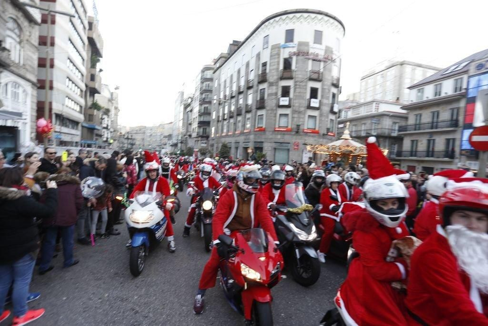 La papanoelada motera toma las calles de Vigo 73