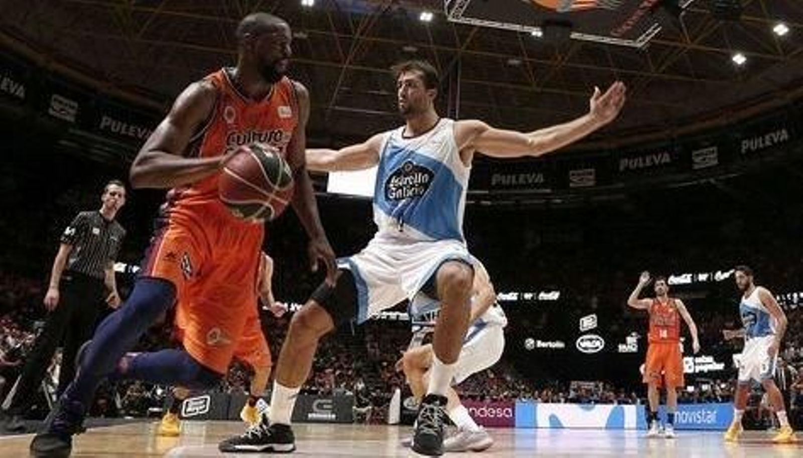 Nacho Llovet, del Obradoiro, defiende al jugador del Valencia Thomas.