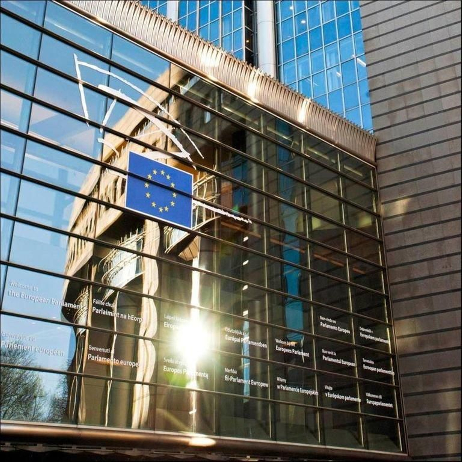 El sol se refleja en la fachada del edificio que alberga el Parlamento Europeo.
