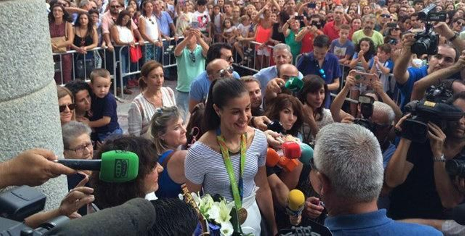 Caluroso recibimiento a Carolina Maín en Huelva