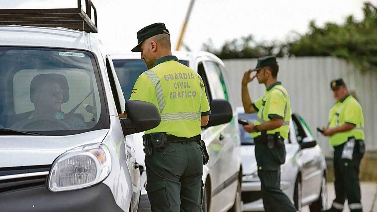 Control de la Guardia Civil de Tráfico en una carretera.
