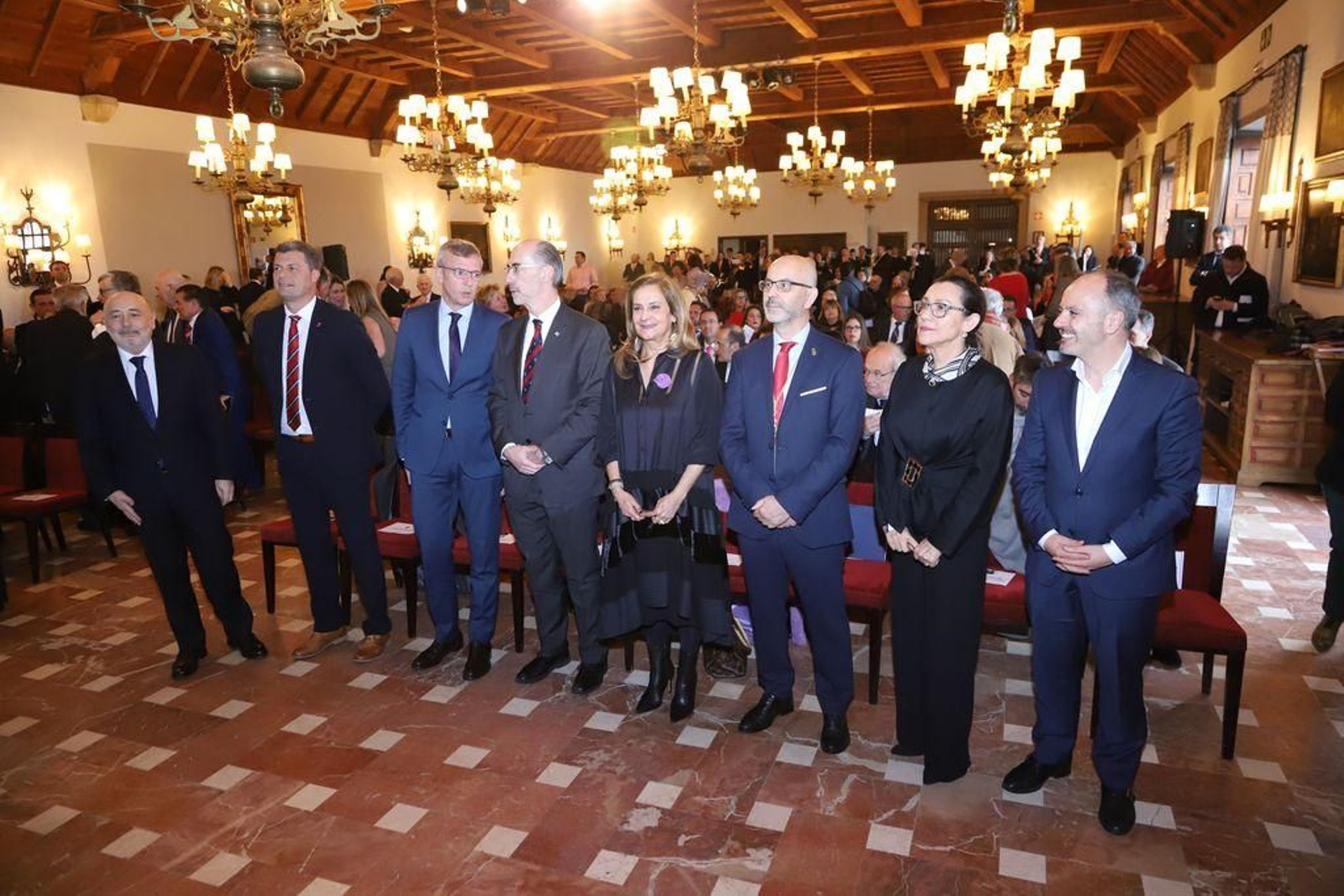 Autoridades políticas en primera línea al inicio de la velada en el Parador