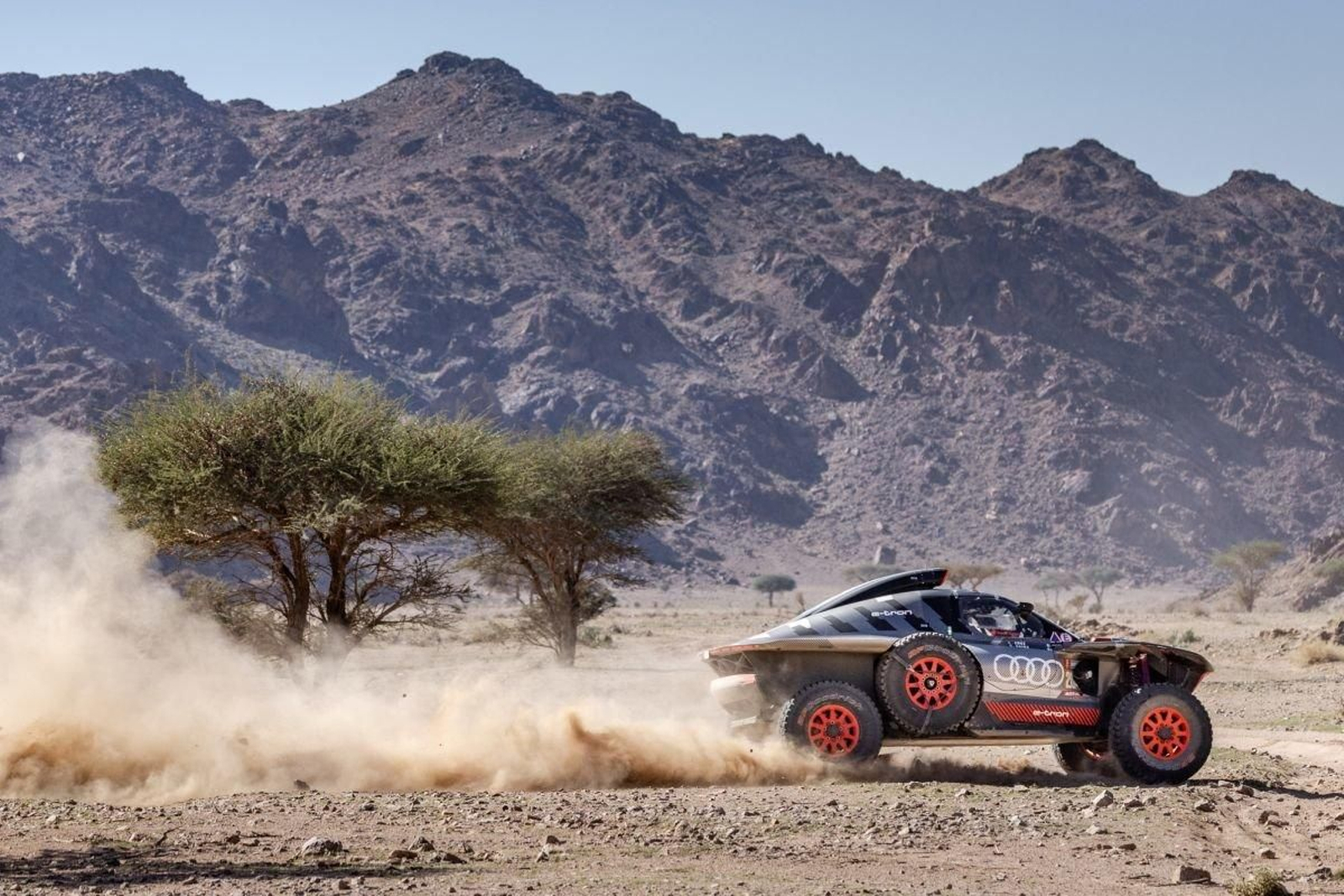 El español Carlos Sainz está a un paso de hacerse con la victoria en el Dakar, que termina hoy.