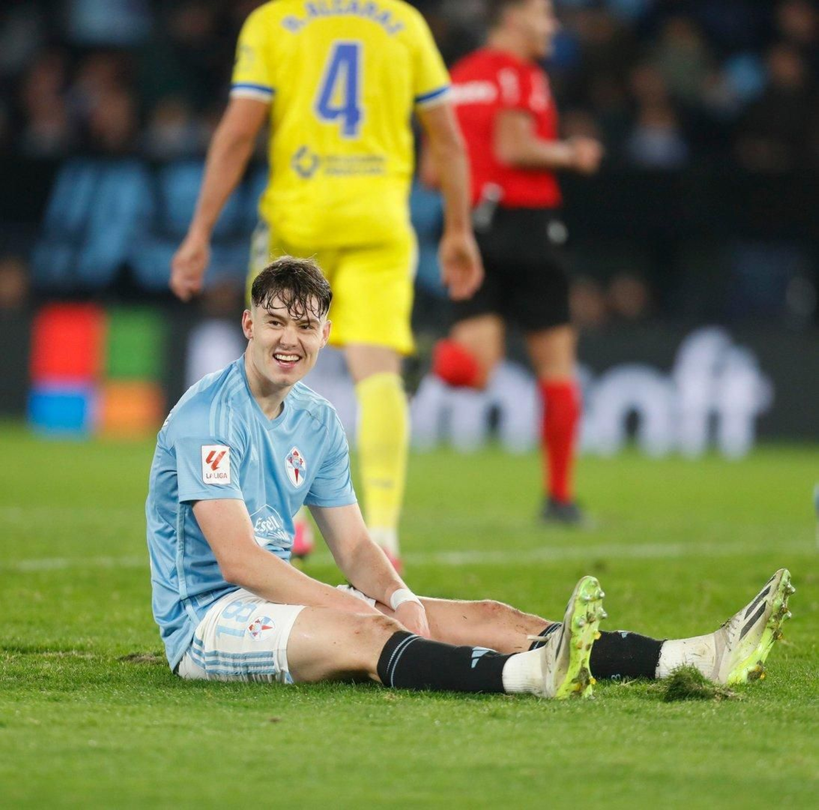 Larsen se lamenta desde el suelo.