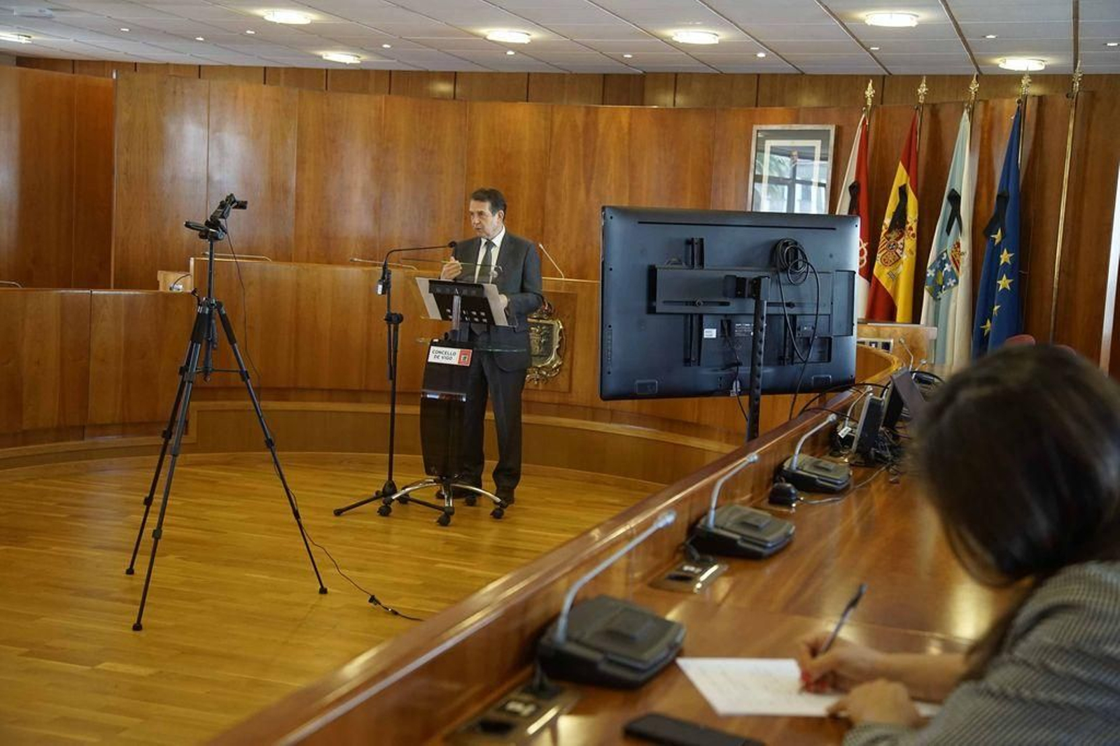 El alcalde volvió a ofrecer ayer una rueda de prensa presencial pero ahora será en el salón de plenos, donde hay más espacio, y seguirá con la retransmisión virtual.