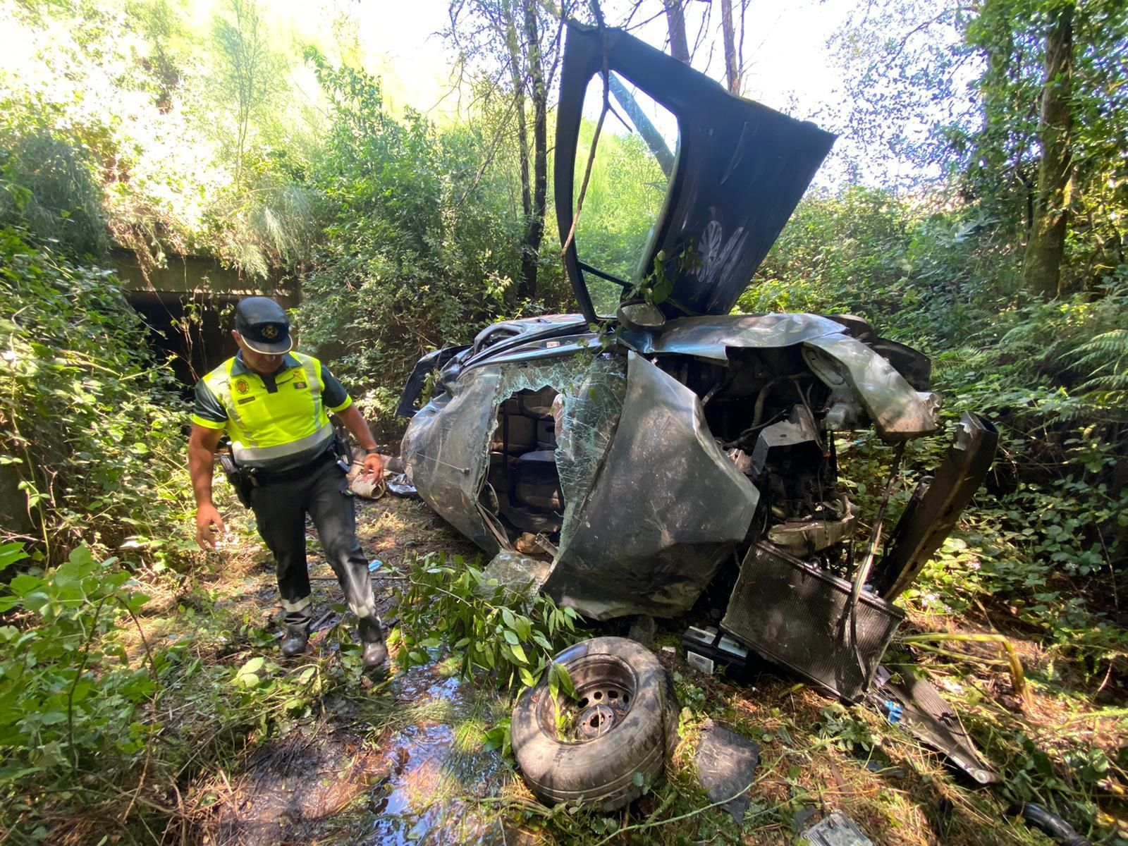 Tres heridos al despeñarse 30 metros con su coche tras salirse de la autovia en A Cañiza/ALBERTE