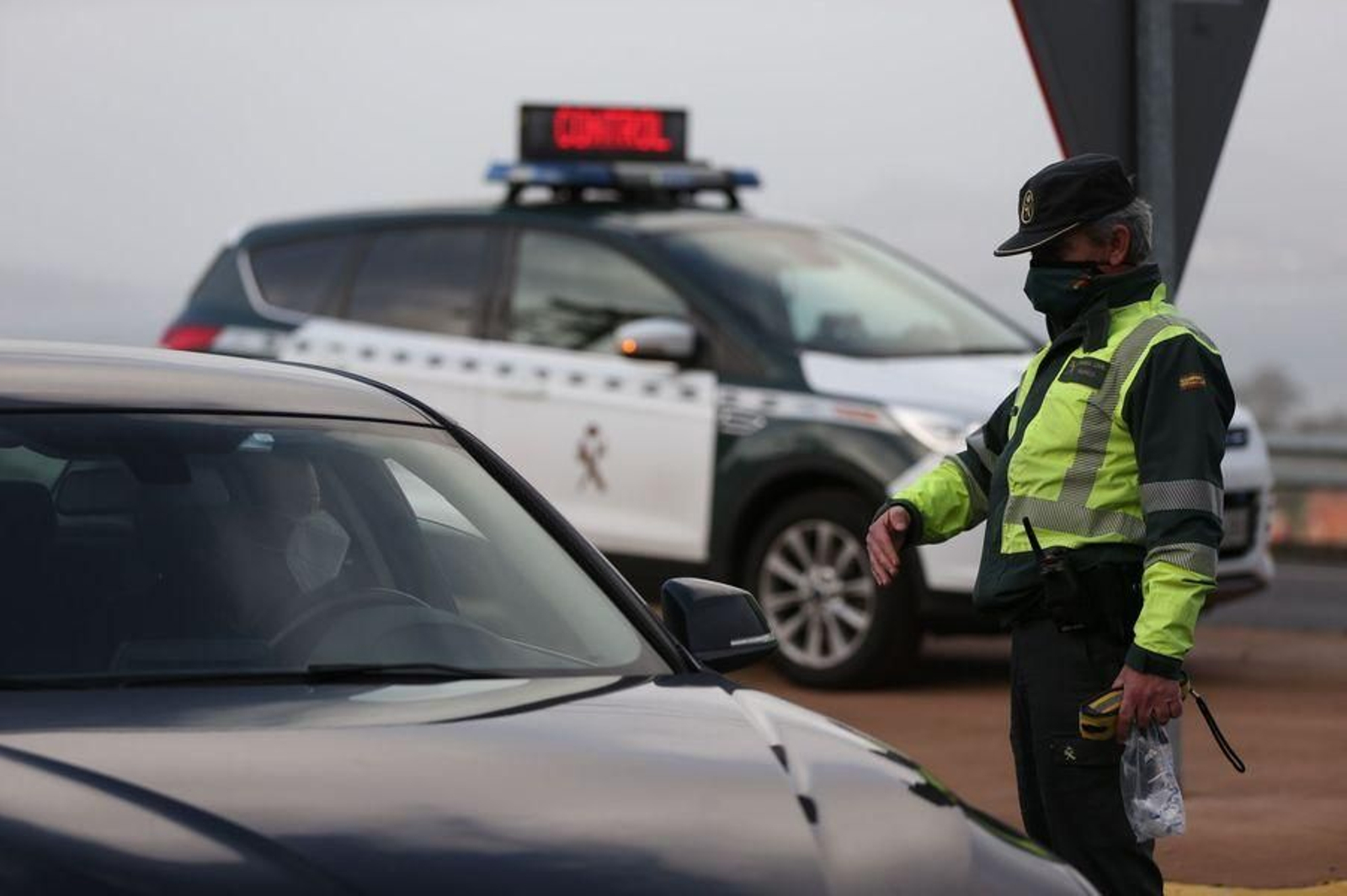 La Guardia Civil realiza controles en los accesos a la ciudad para vigilar la movilidad // Alberte