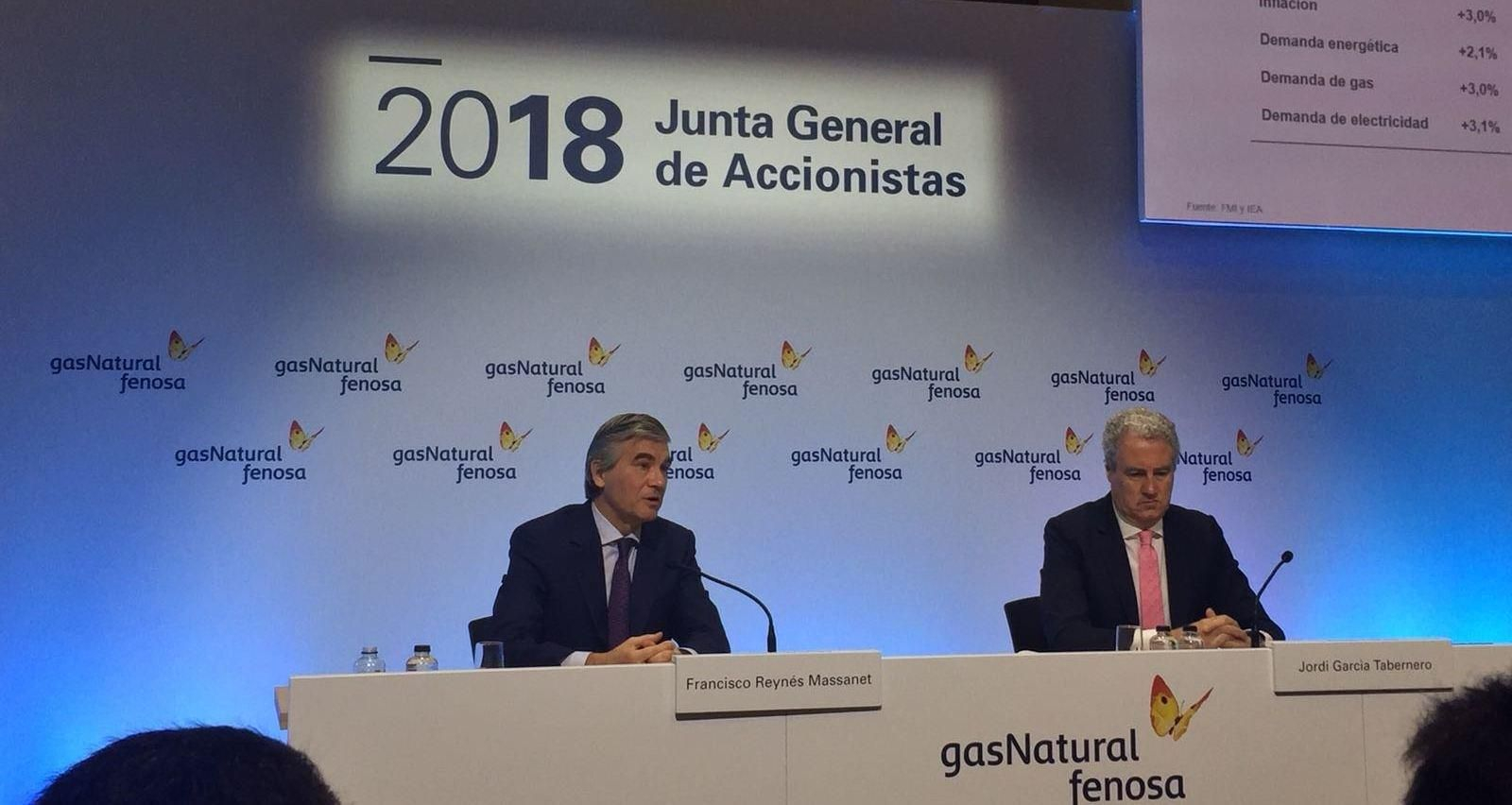El presidente de Gas Natural Fenosa, Francisco Reynés, y el director de comunicación, Jordi García, en la rueda de prensa previa a la junta de accionistas en Madrid.