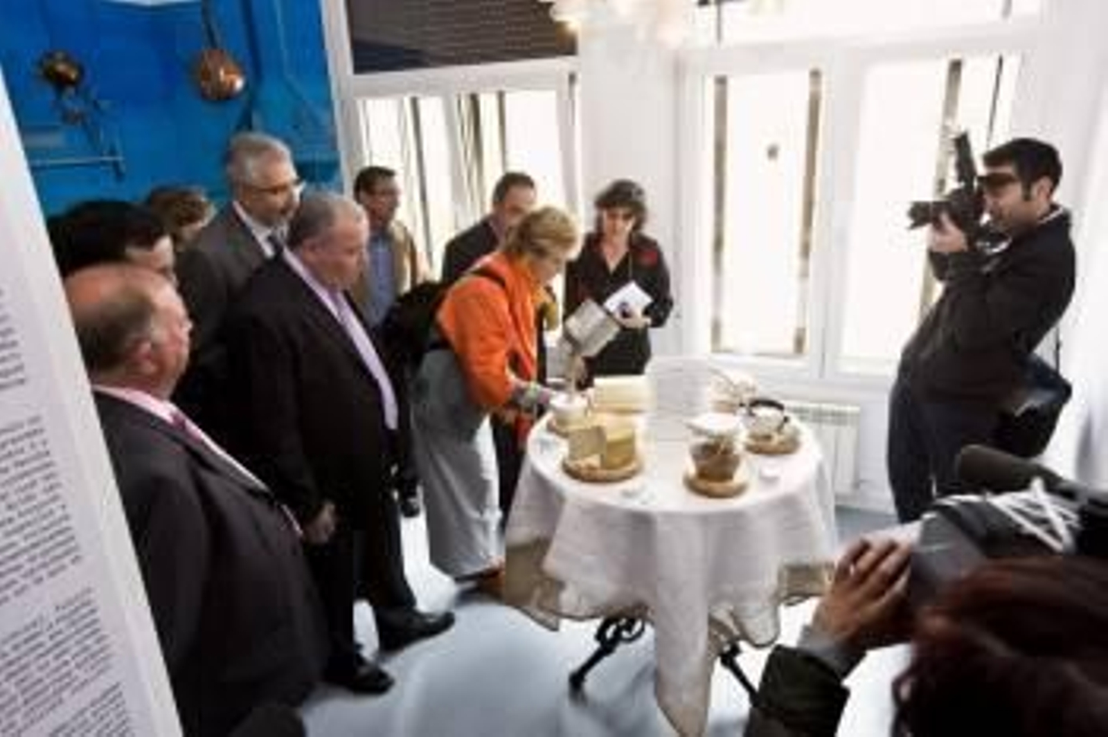 Mercedes Milá junto a varias autoridades durante la inauguración del Museo de los Aromas. (Foto: PACO SANTAMARÍA)