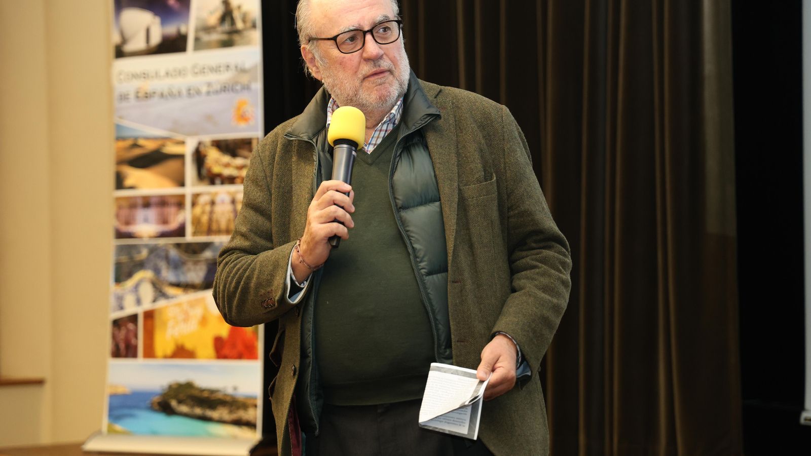 En la imagen el cónsul Francisco Rabena