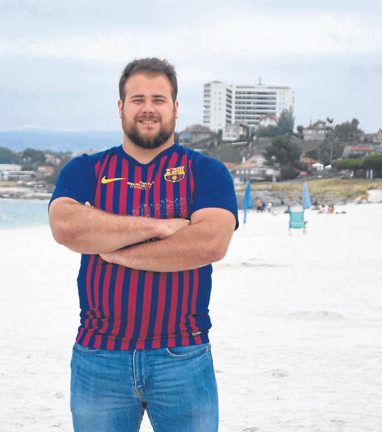 Marcos Muñiz posa en la playa de O Vao con la camiseta de la final de la Copa del Rey.