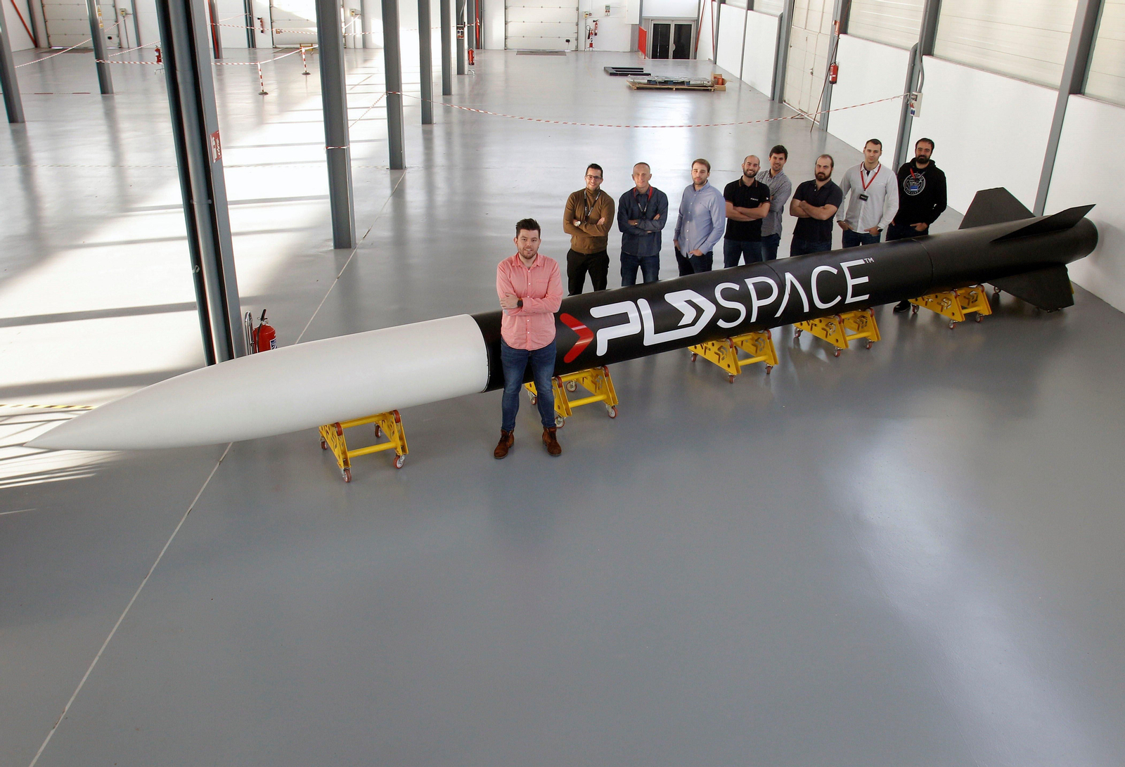 Los miembros de la empresa alicantina PLD Space con su cohete "Arion 1".