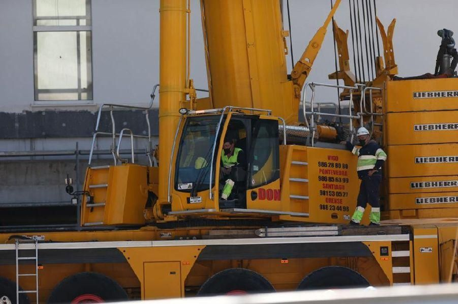 Desmontan la grúa de la Ciudad de la Justicia de Vigo _ Alberte 18