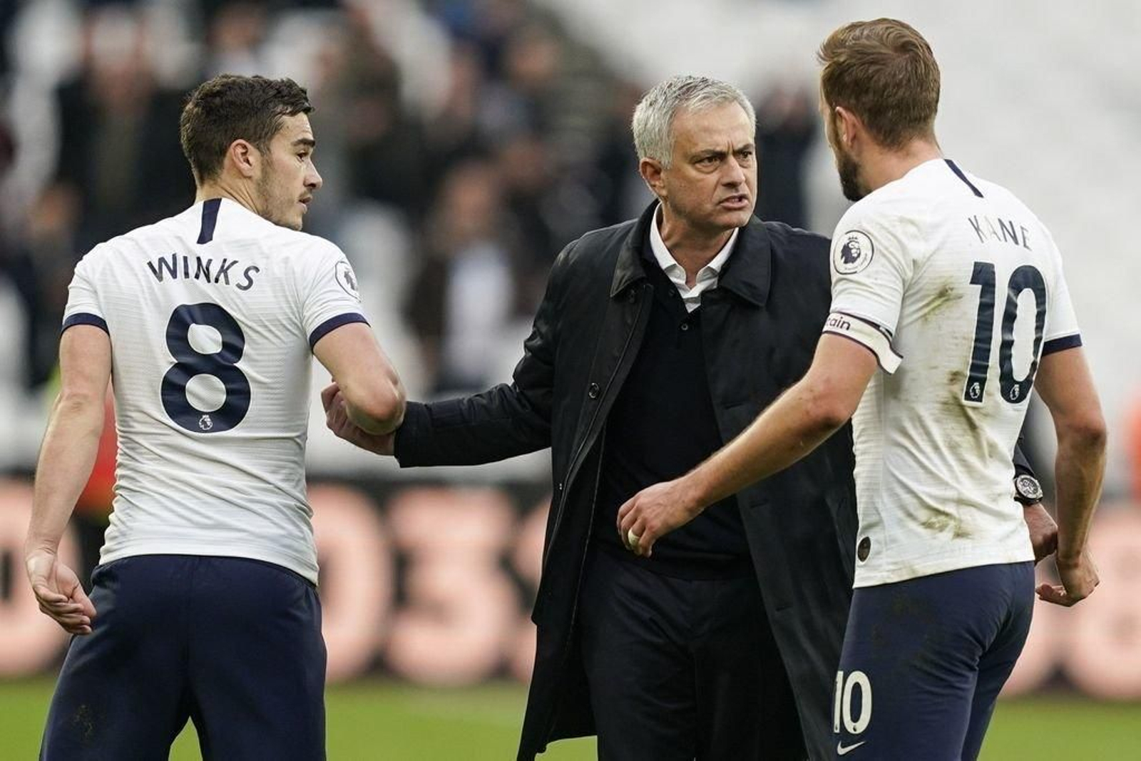 Mourinho felicita a sus jugadores Winks y Kane tras la victoria lograda en casa del West Ham.