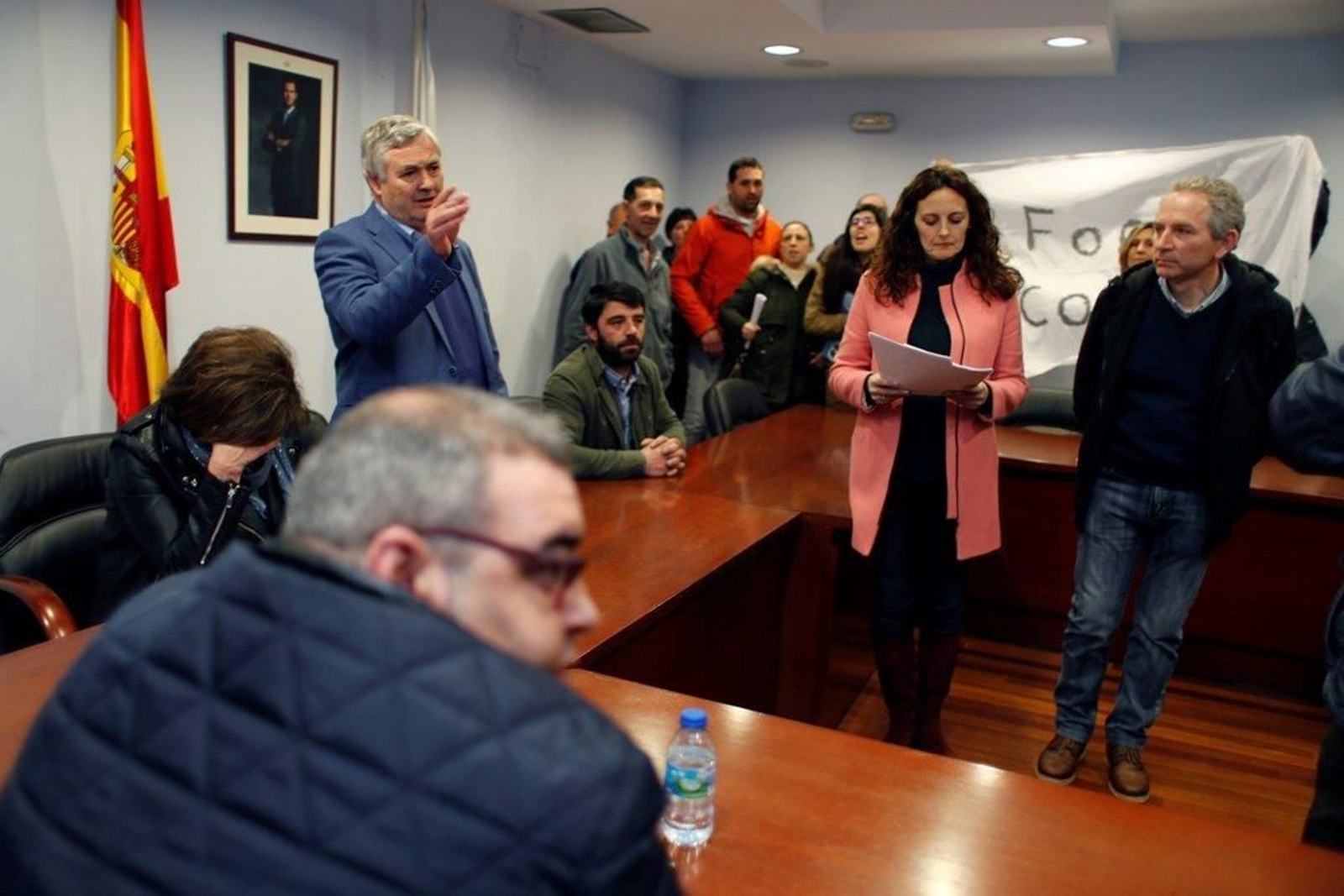 María Jesus García, de pie, en el centro, frente al nuevo regidor, en primer término y de espaldas.
