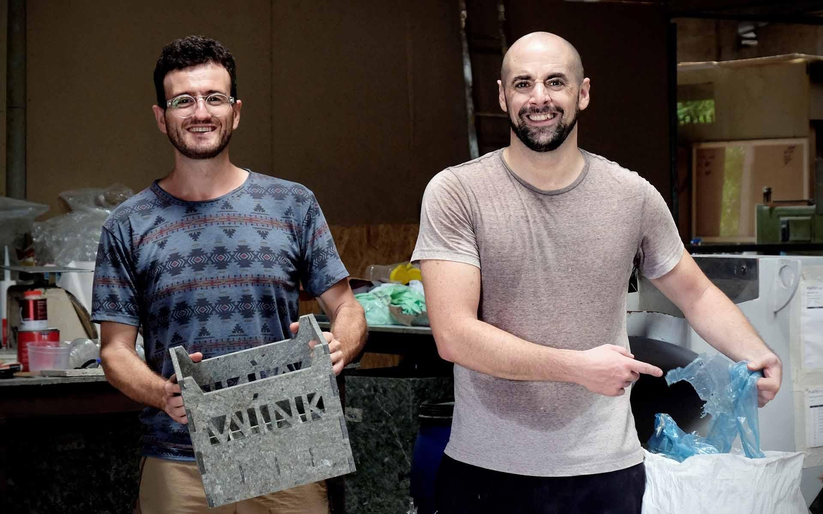 Nano Morante y Néstor Catalán, respectivamente, fundadores de PLASTICPeople, en el taller de la empresa en Ho Chi Minh, al sur de Vietnam. EFE/ PLASTICPeople / Ewa Kowalczyk