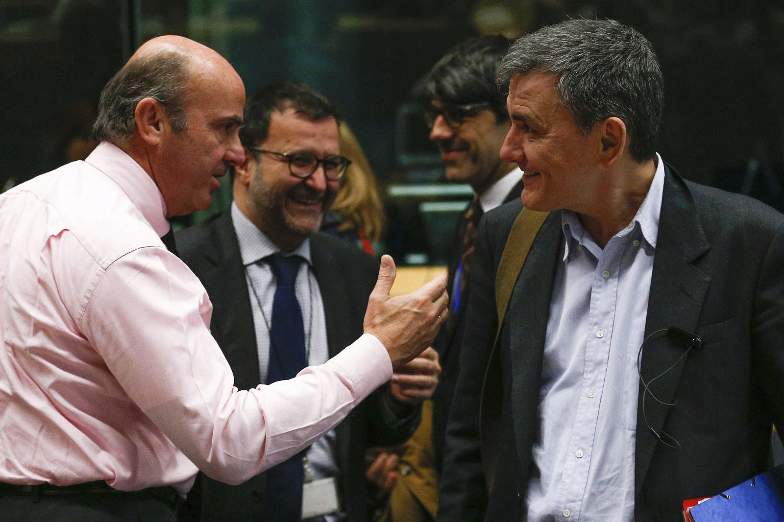 De Guindos saluda al griego Tsakalotos antes de la reunión del Eurogrupo en Bruselas.