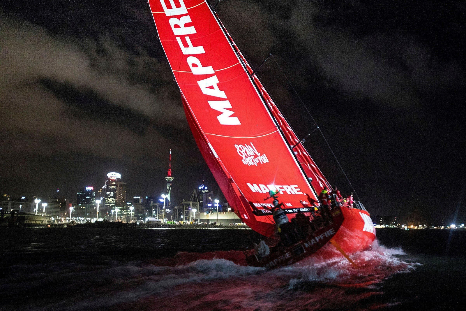El "Mapfre" entra en la bahía de Auckland de manera espectacular para acabar tercero la etapa de la Volvo Ocean Race.