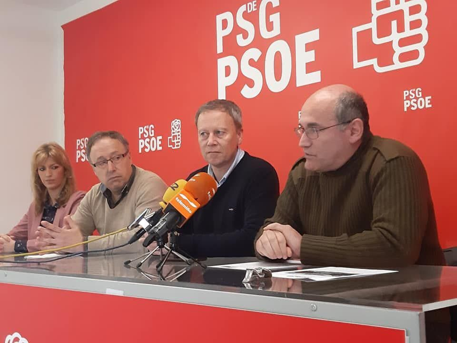 El secretario provincial de Migraciones, Luis Gulín, (primero por la derecha) durante una rueda de prensa.