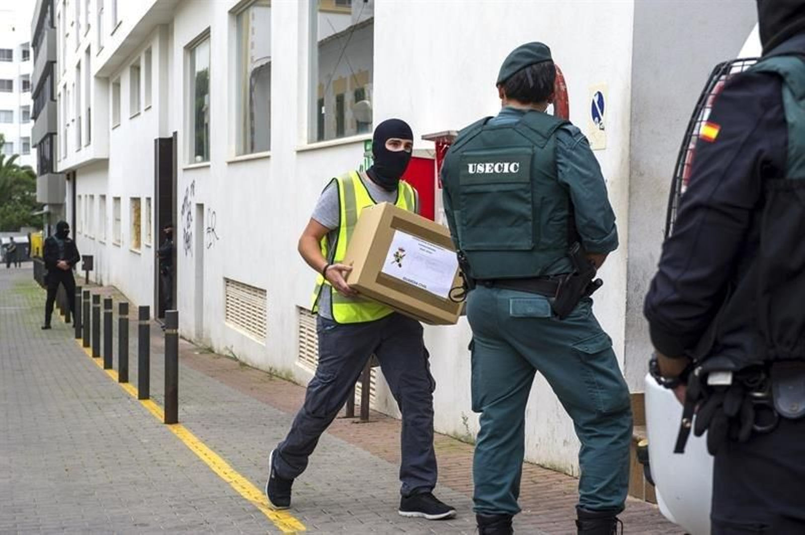 Efectivos de la Guardia Civil trasladan documentación del inmueble