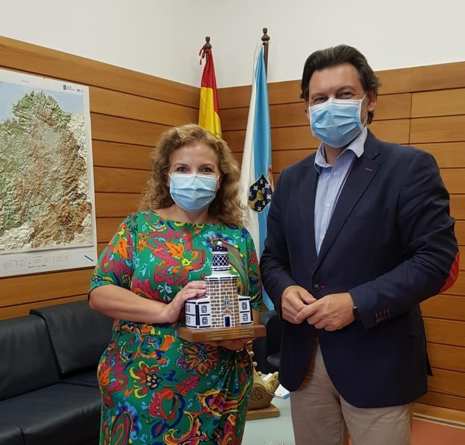 El secretario xeral da Emigración y la cónsul general de la Argentina en Galicia, durante el encuentro