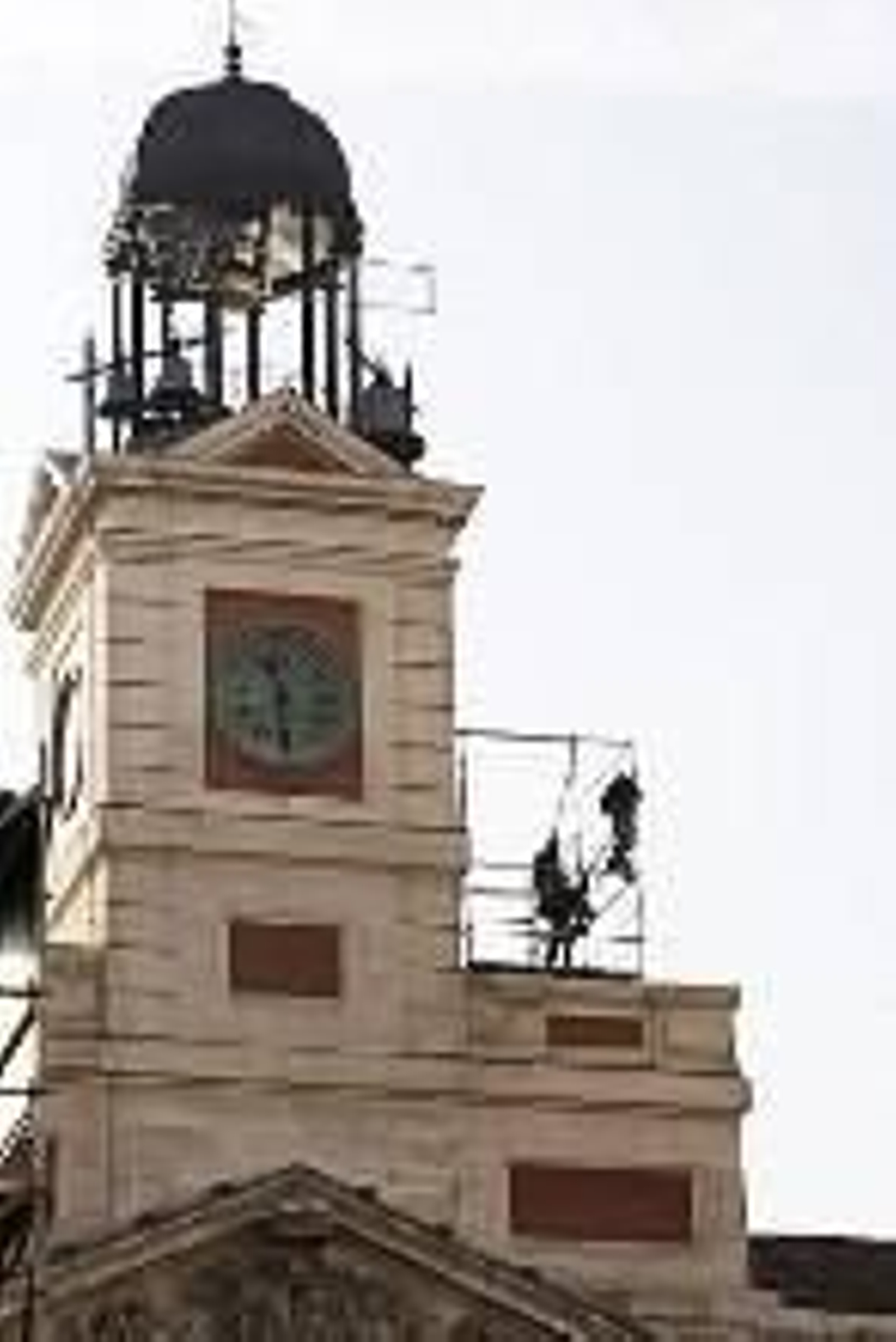 Miles de personas se congregan ante el reloj para recibir el año nuevo.