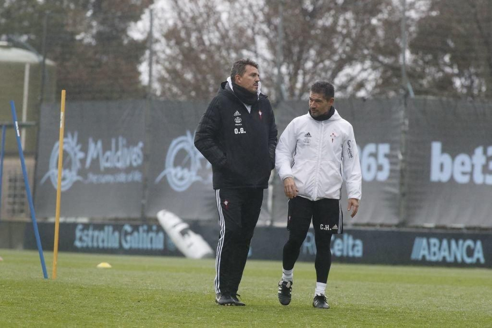 Óscar García Junyent conversa con Carlos Hugo García Bayón durante un entrenamiento.