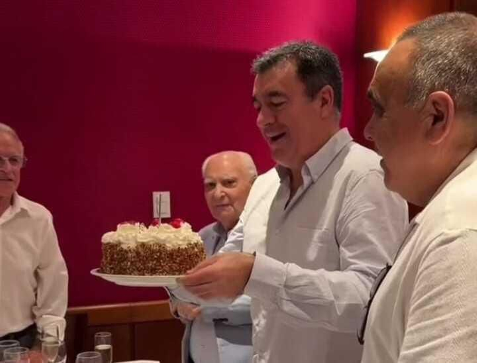 Román Rodríguez festeja su cumpleaños junto a Benito Blanco, y José González Costa.
