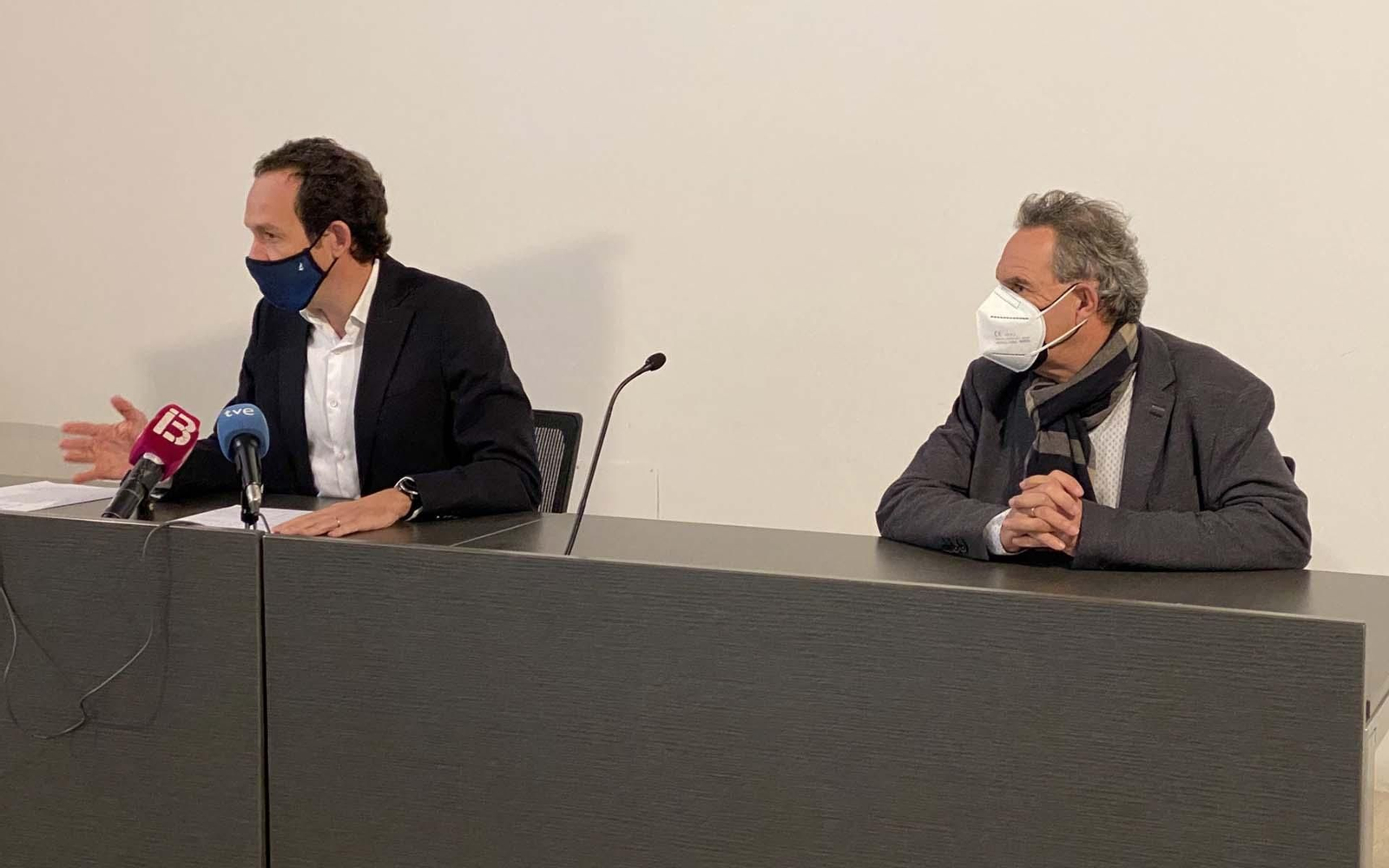 El conseller de Movilidad y Vivienda, Marc Pons, y el director general de transporte marítimo y aéreo, Xavier Ramis