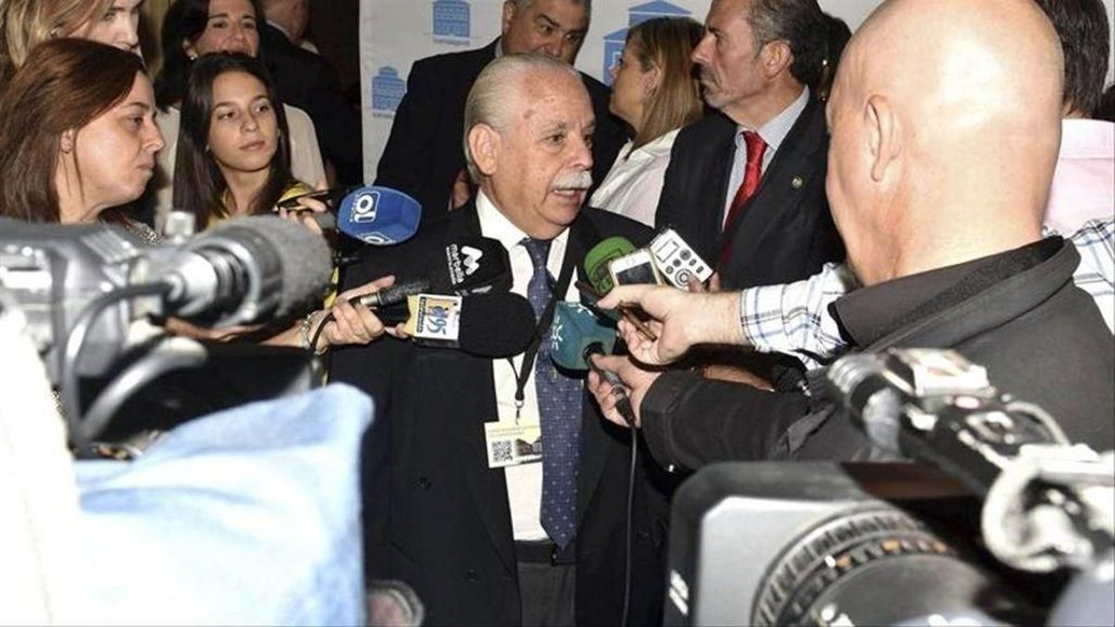 Luis Navajas, atendiendo a los medios de comunicación.