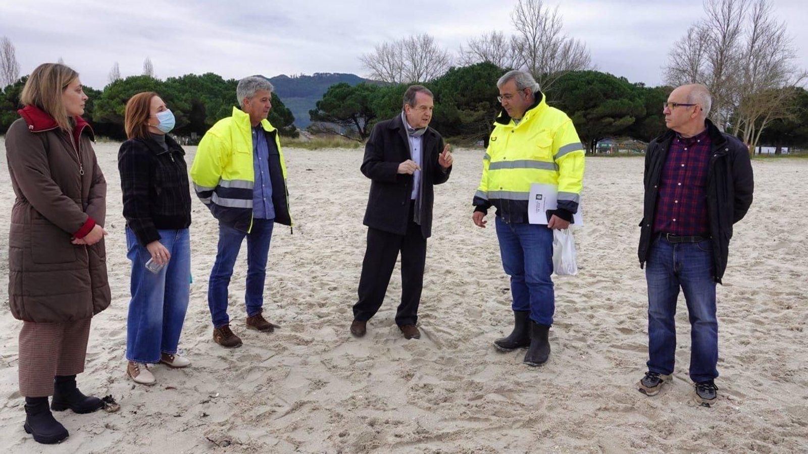 El alcalde y técnicos municipales, durante la visita a O Vao.