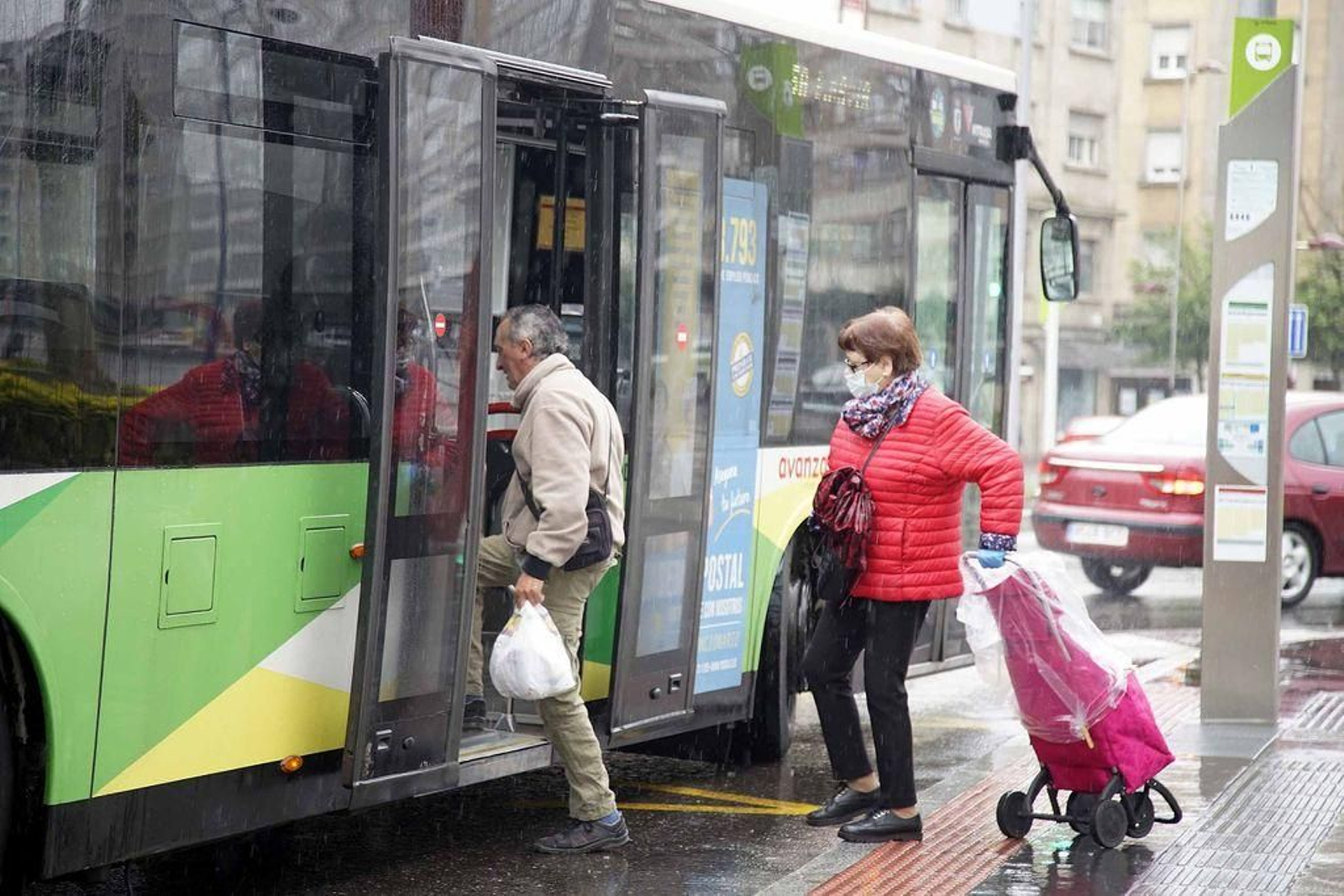 Entre las medidas que tomó Vitrasa con el coronavirus está la entrada por la puerta trasera.