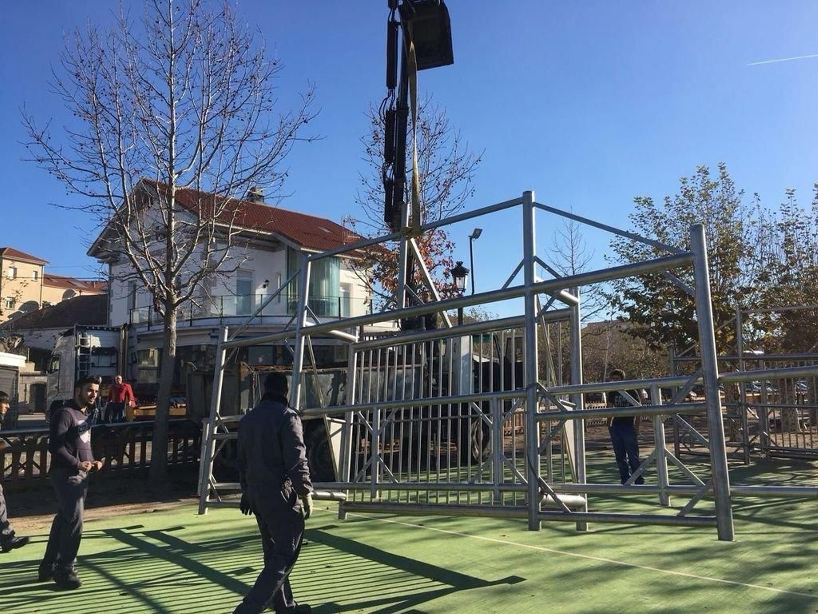 El cierre y las canastas y porterías son de acero inoxidable, material perdurable que requiere poco mantenimiento.