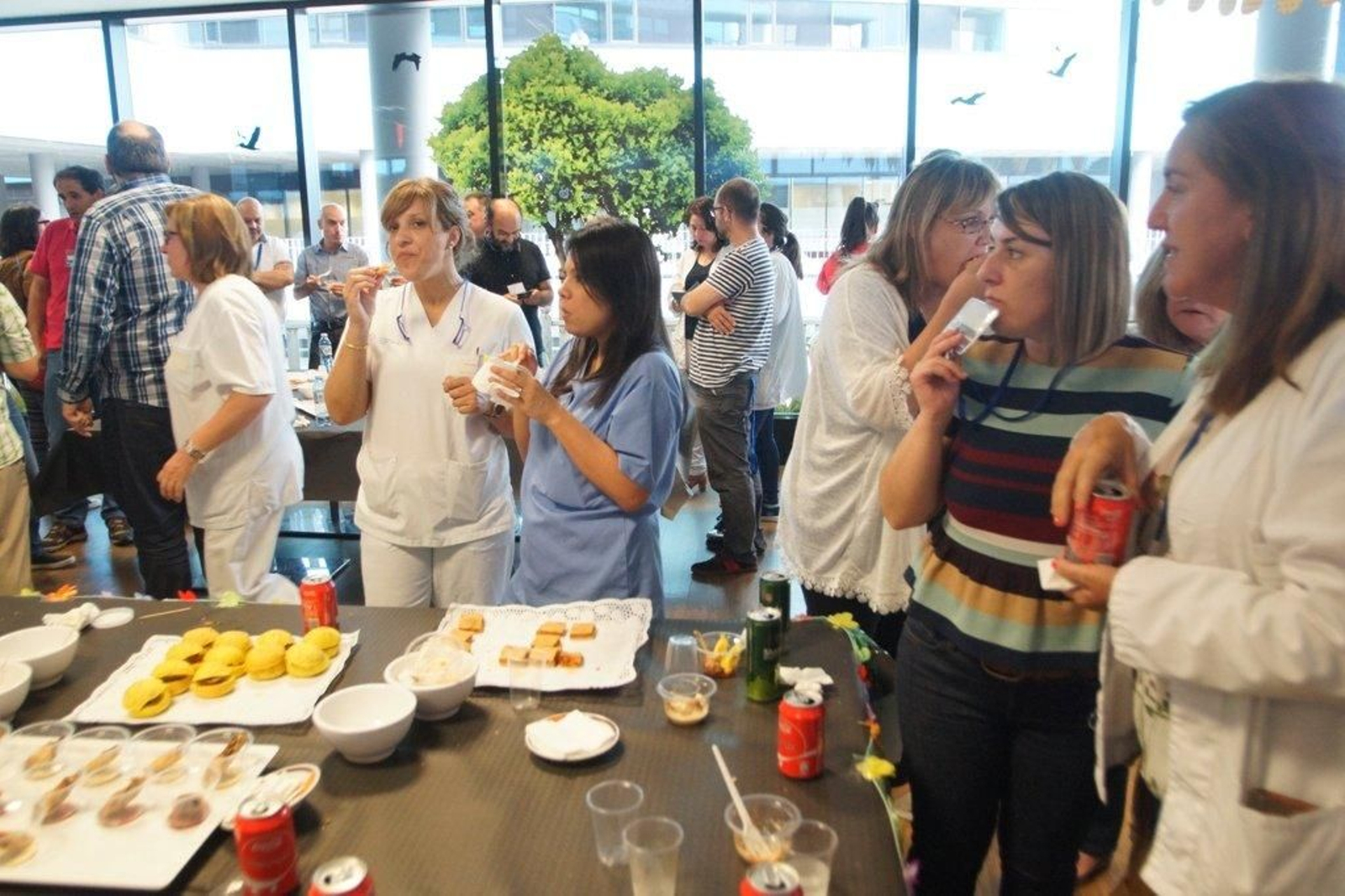 Fiesta hawaiana en el hospital Alvaro Cunqueiro Foto  Vicente Alonso 17