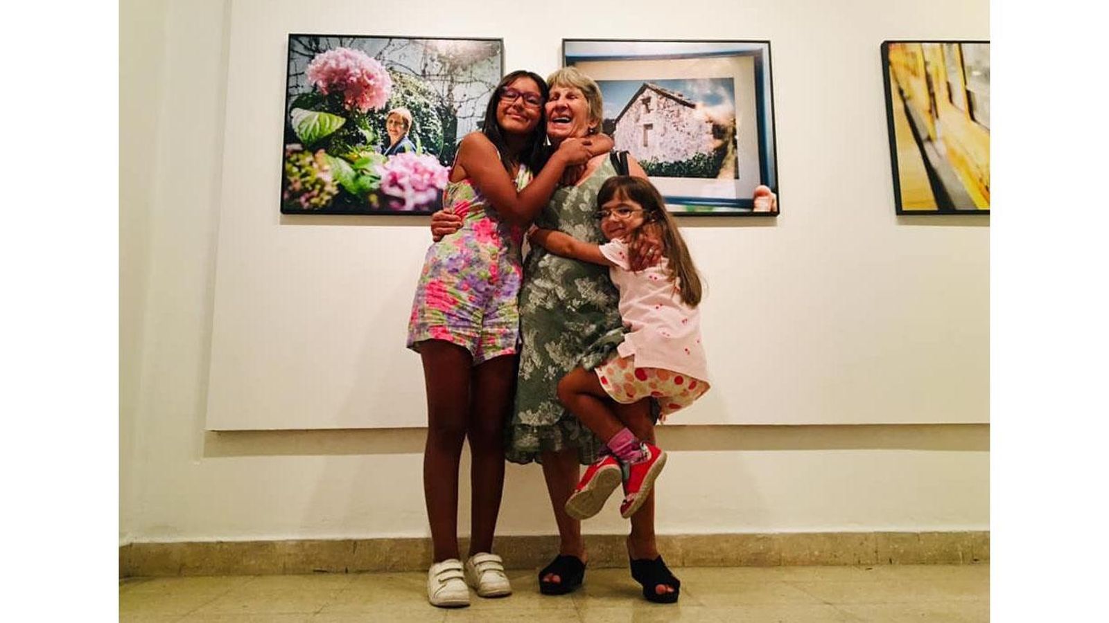 María Rosa con sus nietas